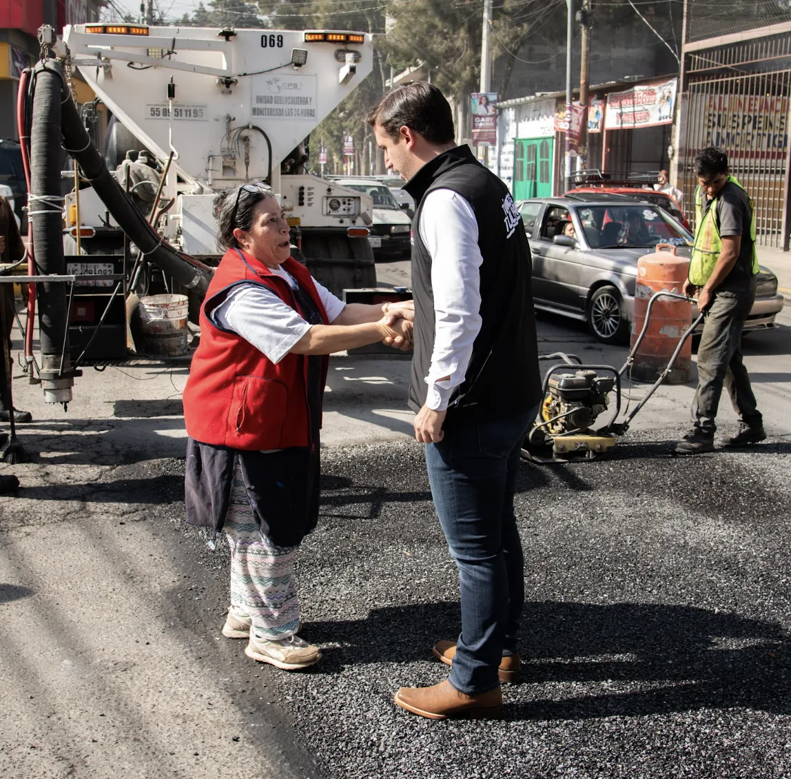 Pedro saluda a una vecina durante jornada de bacheo