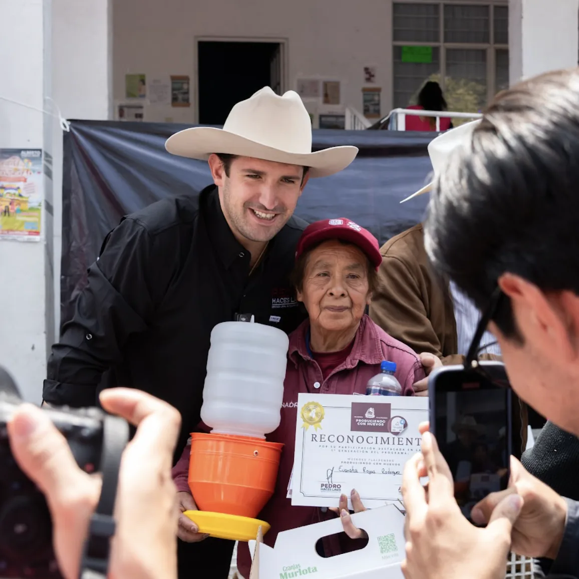 Reconocimiento a beneficiaria del programa